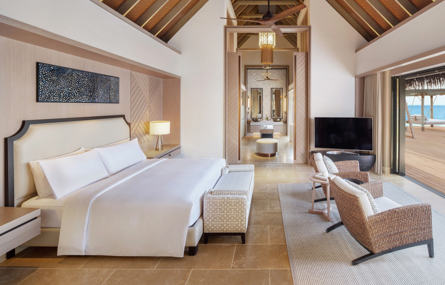 Водная вилла «Риф» с кроватью king-size и бассейном отеля WALDORF ASTORIA MALDIVES ITHAAFUSHI Водная вилла «Риф» с кроватью king-size и бассейном