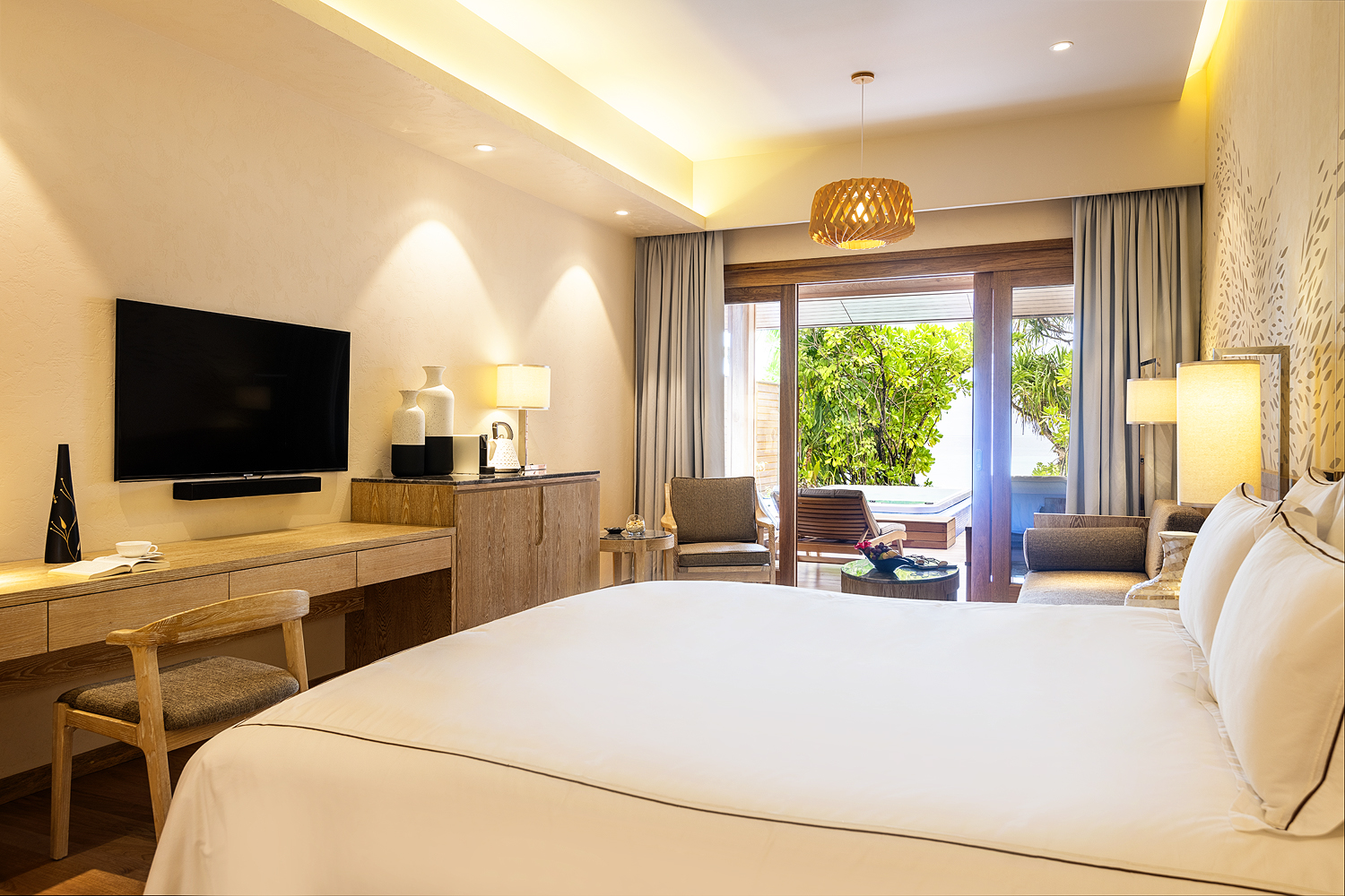 Пляжный люкс с джакузи отеля LILY BEACH RESORT & SPA Пляжный люкс с джакузи