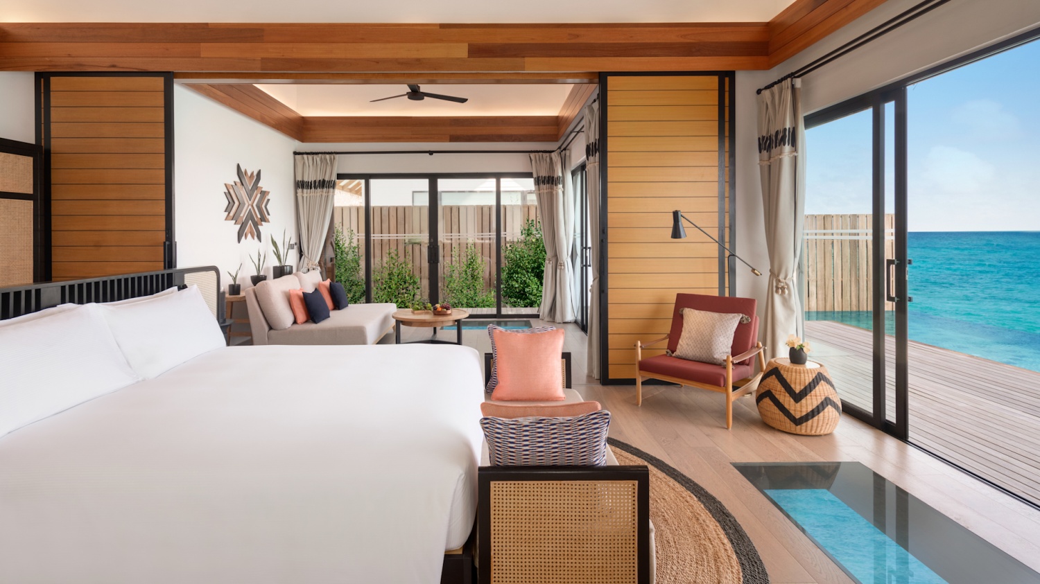 Водная вилла класса люкс с бассейном отеля HILTON MALDIVES AMINGIRI Водная вилла класса люкс с бассейном