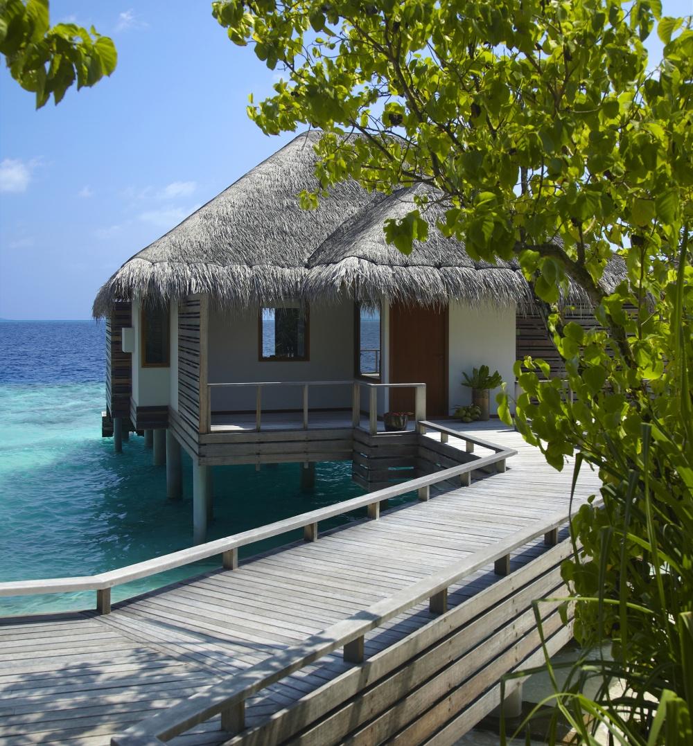 Вилла с бассейном на берегу моря отеля DUSIT THANI MALDIVES Вилла с бассейном на берегу моря