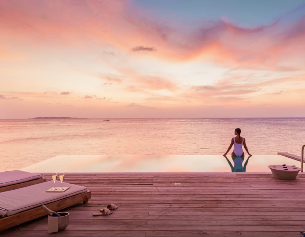 Водная вилла с бассейном и видом на закат отеля AMILLA MALDIVES RESORT & RESIDENCES (EX. AMILLA FUSHI) Водная вилла с бассейном и видом на закат