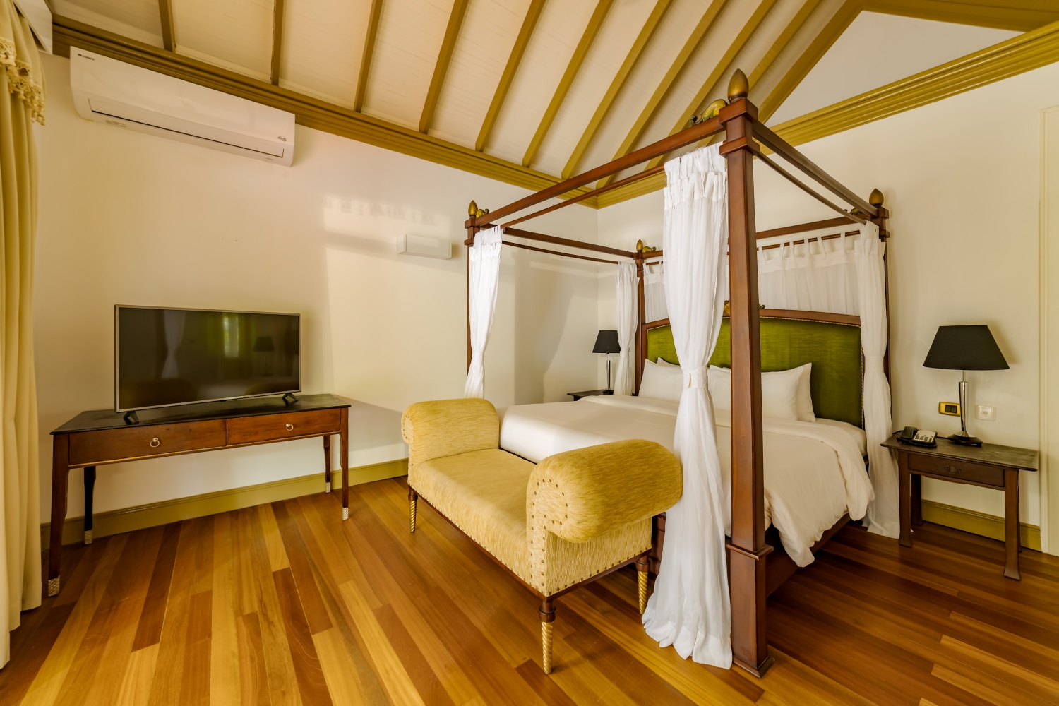Пляжная вилла люкс с двумя спальнями отеля SUN SIYAM OLHUVELI MALDIVES (EX. OLHUVELI BEACH RESORT) Пляжная вилла люкс с двумя спальнями