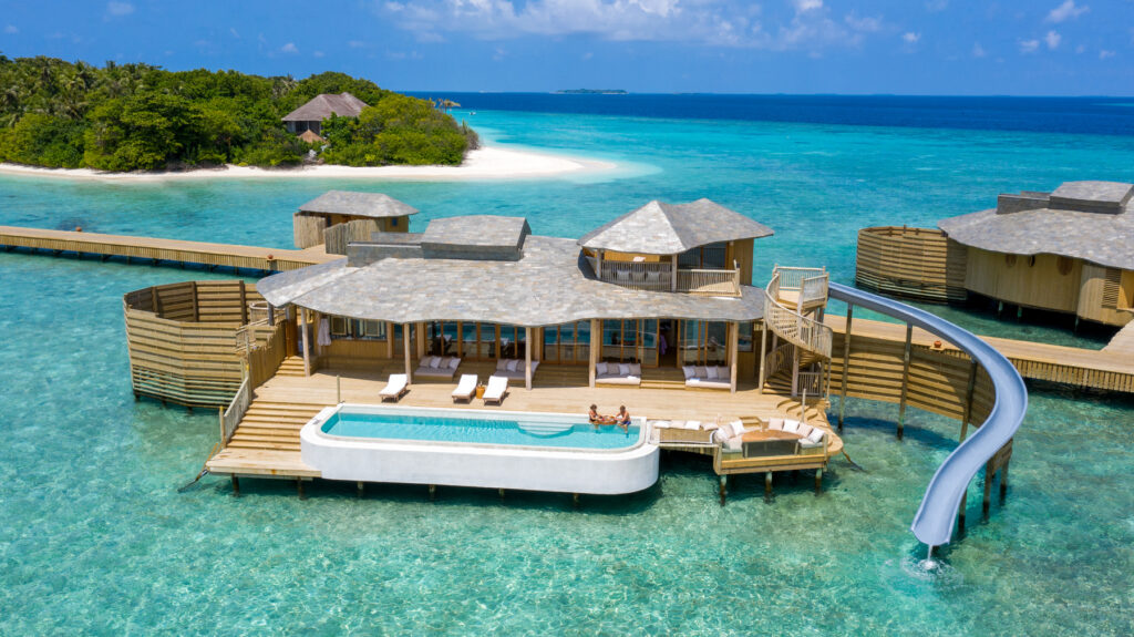 Водная вилла Reserve с горкой в море отеля SONEVA FUSHI RESORT & SPA Водная вилла Reserve с горкой в море