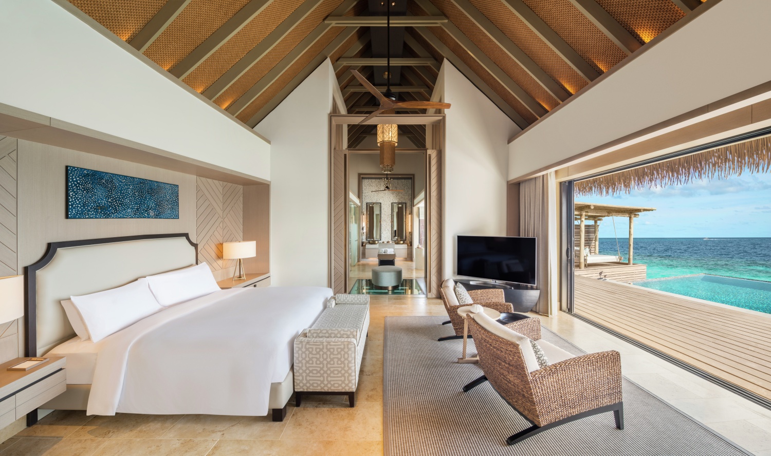 Водная вилла с кроватью king-size и бассейном отеля WALDORF ASTORIA MALDIVES ITHAAFUSHI Водная вилла с кроватью king-size и бассейном