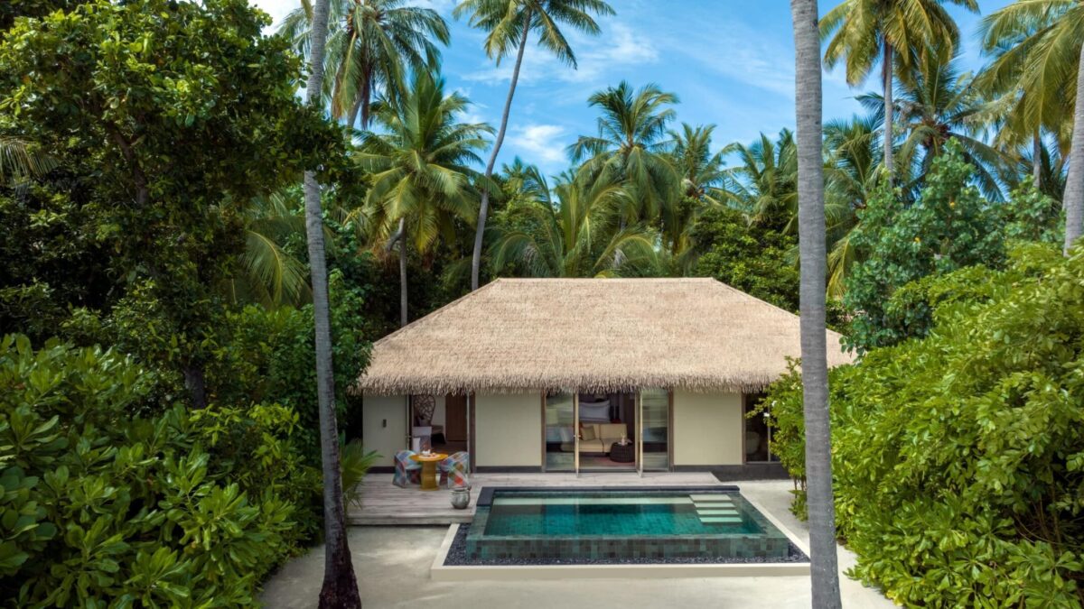 Семейная пляжная вилла с бассейном отеля INTERCONTINENTAL MALDIVES MAAMUNAGAU RESORT Семейная пляжная вилла с бассейном