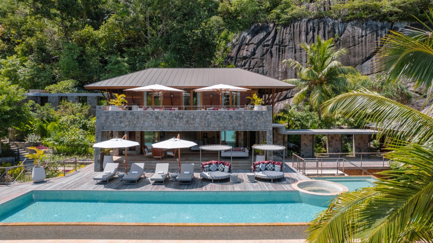 Королевская вилла класса люкс с тремя спальнями отеля FOUR SEASONS RESORT SEYCHELLES Королевская вилла класса люкс с тремя спальнями