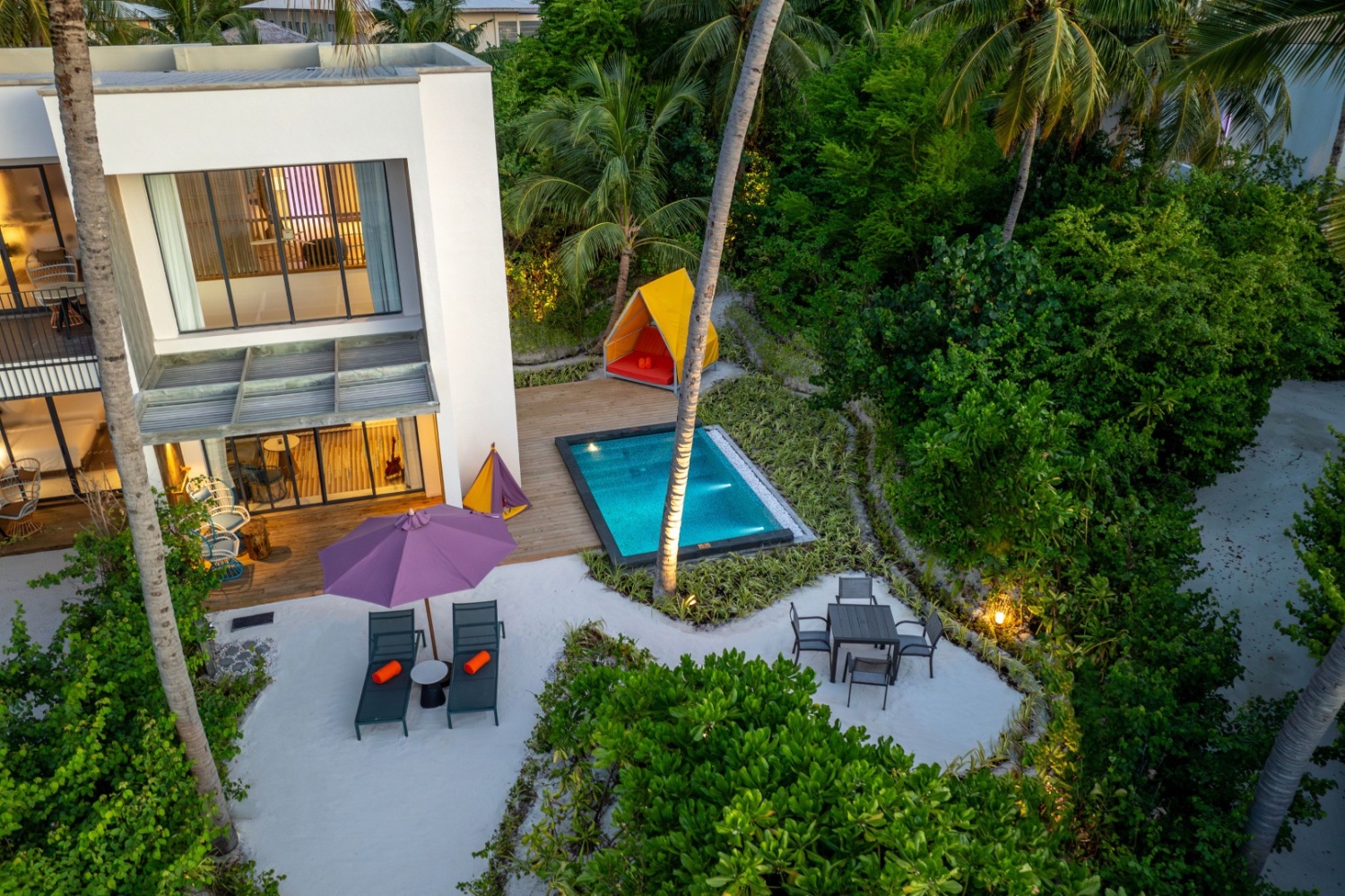Семейный люкс Silver с бассейном (дуплекс с двумя спальнями) отеля HARD ROCK HOTEL MALDIVES Семейный люкс Silver с бассейном (дуплекс с двумя спальнями)