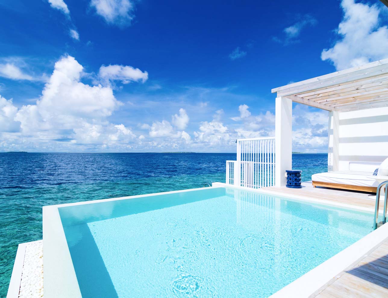 Водная вилла у рифа с бассейном отеля AMILLA MALDIVES RESORT & RESIDENCES (EX. AMILLA FUSHI) Водная вилла у рифа с бассейном