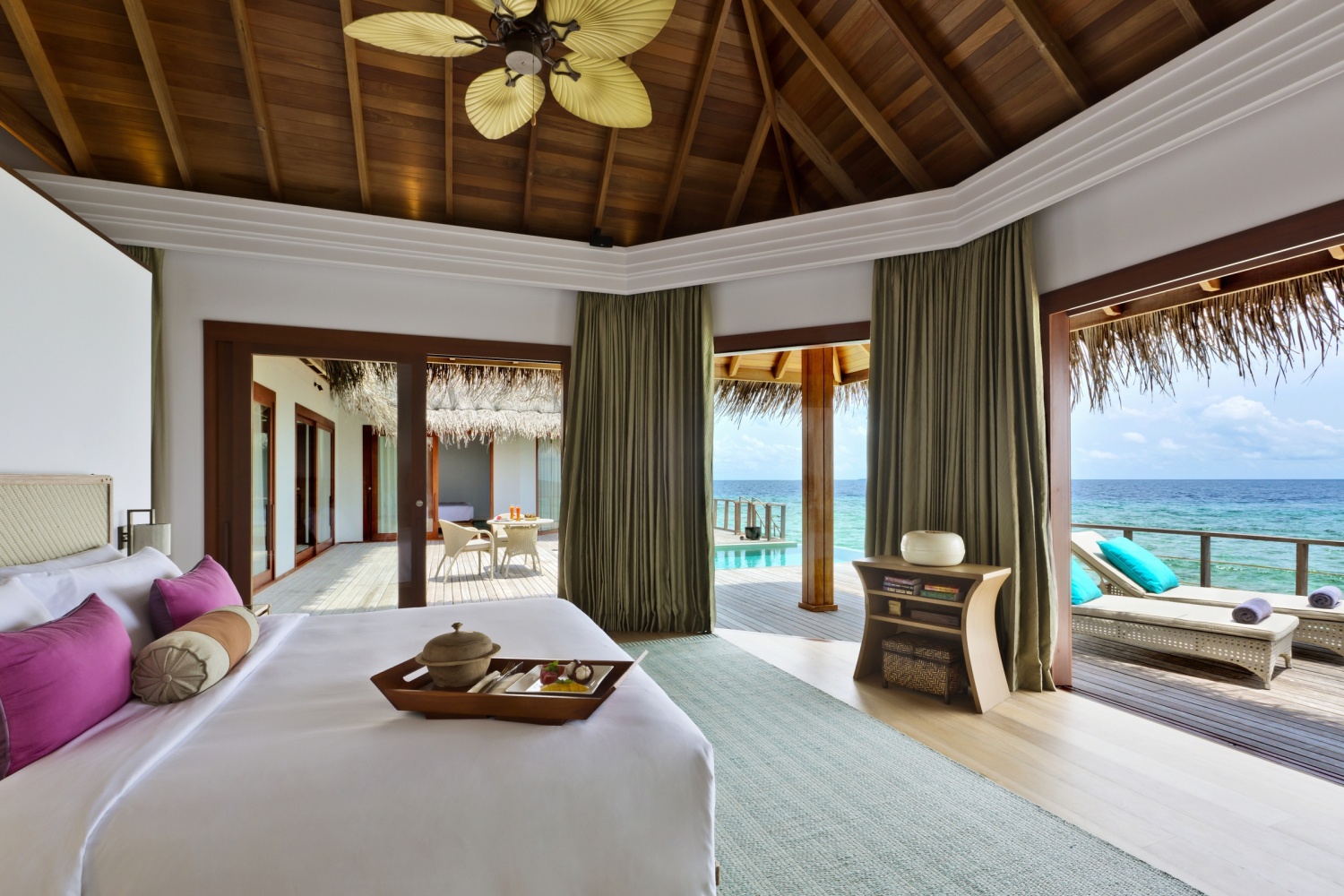 Павильон на воде с двумя спальнями и бассейном отеля DUSIT THANI MALDIVES Павильон на воде с двумя спальнями и бассейном