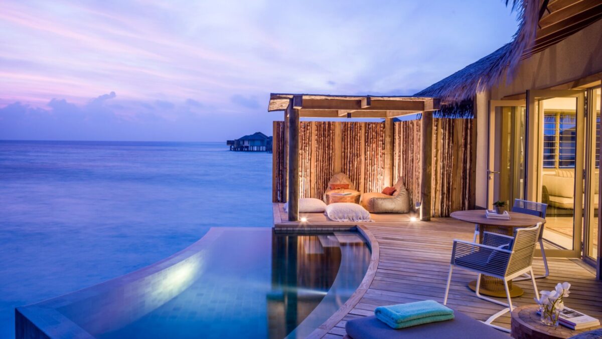 Водная вилла с бассейном и видом на закат отеля INTERCONTINENTAL MALDIVES MAAMUNAGAU RESORT Водная вилла с бассейном и видом на закат