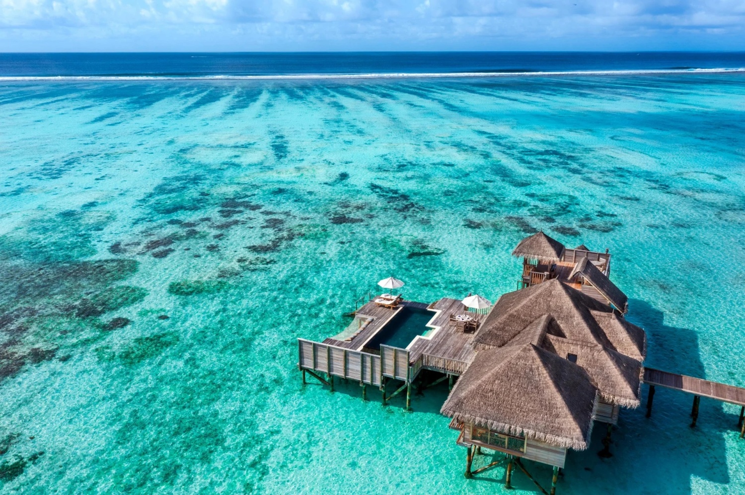 Водная резиденция с бассейном отеля GILI LANKANFUSHI Водная резиденция с бассейном