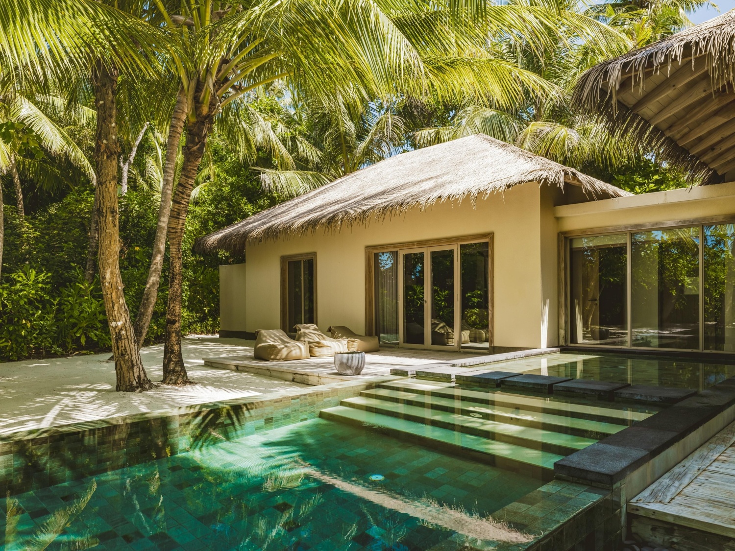 Семейная пляжная вилла с двумя спальнями и бассейном отеля INTERCONTINENTAL MALDIVES MAAMUNAGAU RESORT Семейная пляжная вилла с двумя спальнями и бассейном