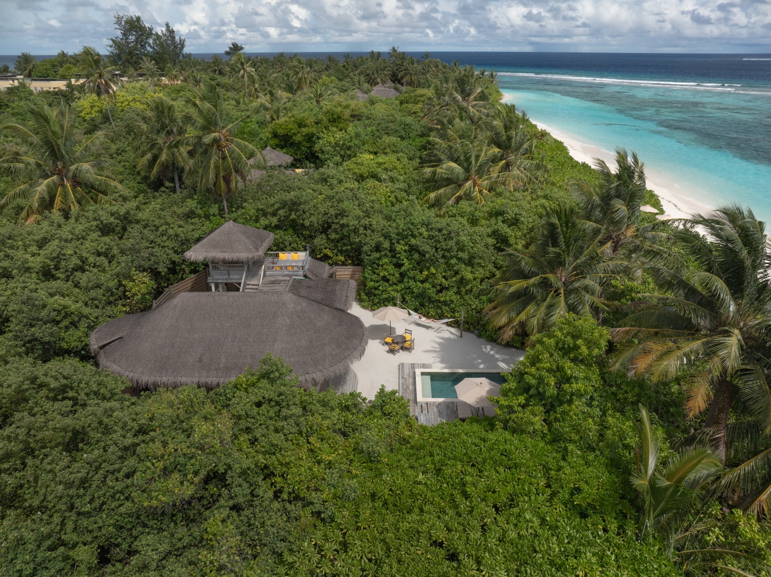 Пляжная вилла с бассейном и видом на лагуну отеля SIX SENSES LAAMU Пляжная вилла с бассейном и видом на лагуну