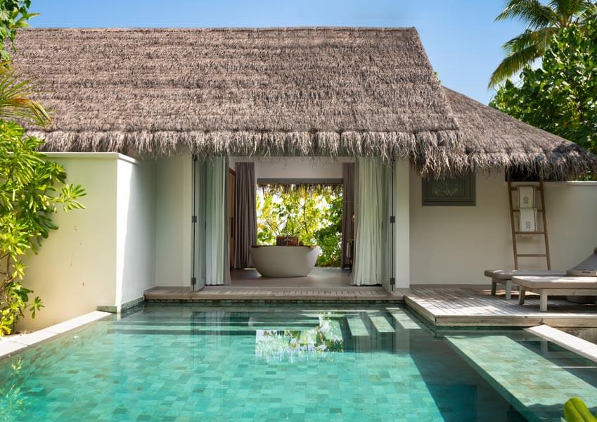 Пляжная резиденция с бассейном отеля VAKKARU MALDIVES Пляжная резиденция с бассейном