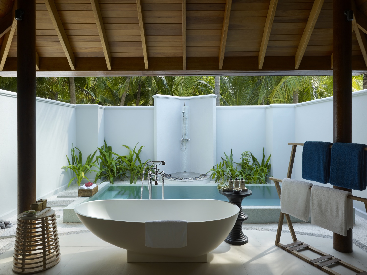 Пляжная вилла с небольшим бассейном отеля DUSIT THANI MALDIVES Пляжная вилла с небольшим бассейном