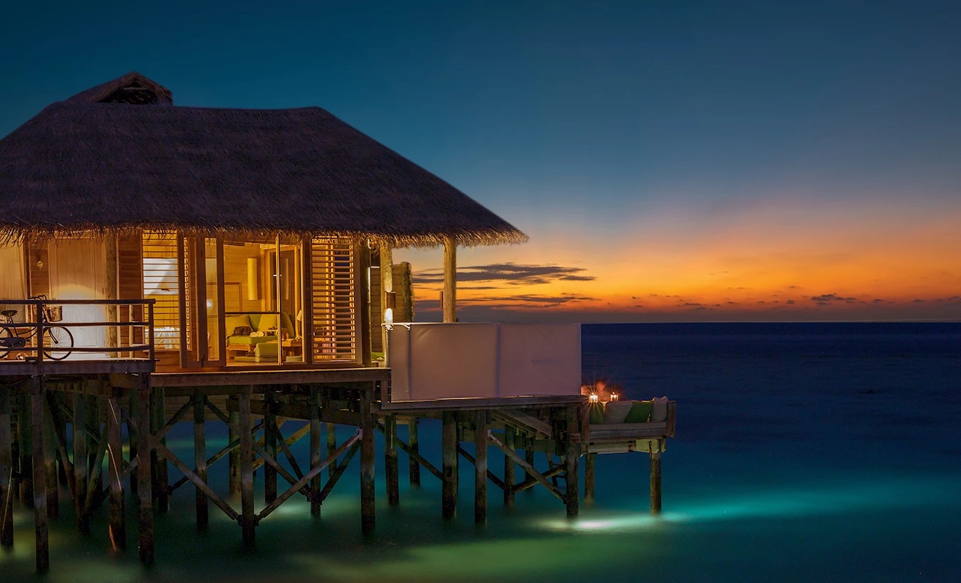 Водная вилла Laamu с бассейном и видом на закат отеля SIX SENSES LAAMU Водная вилла Laamu с бассейном и видом на закат
