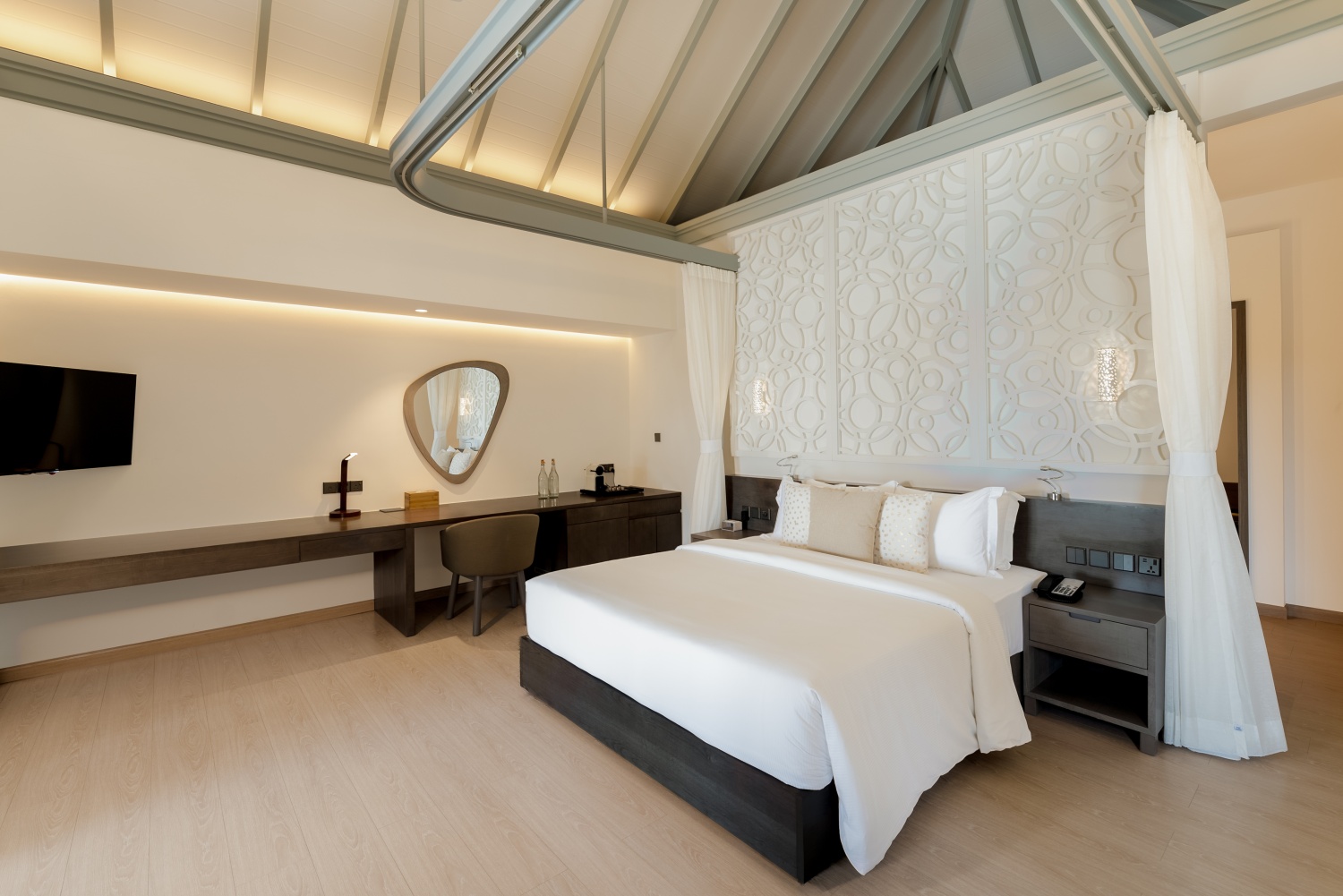 Большая пляжная вилла люкс с бассейном отеля SUN SIYAM OLHUVELI MALDIVES (EX. OLHUVELI BEACH RESORT) Большая пляжная вилла люкс с бассейном