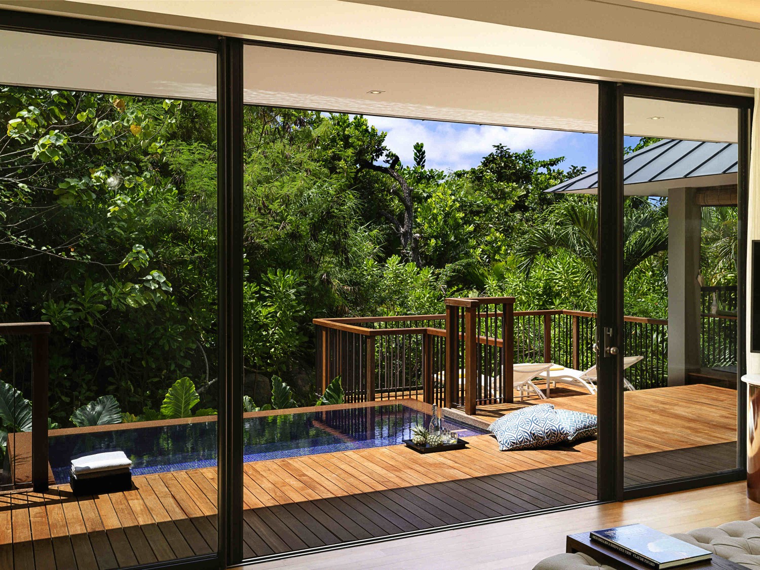 Вилла с бассейном на склоне холма отеля RAFFLES PRASLIN SEYCHELLES Вилла с бассейном на склоне холма