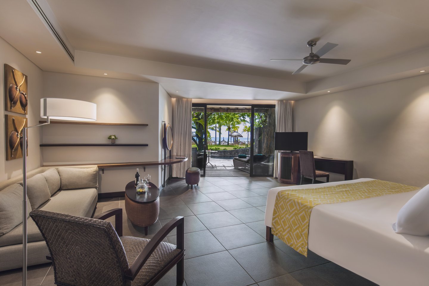Люкс с видом на пляж и бассейном отеля TROU AUX BICHES BEACHCOMBER Люкс с видом на пляж и бассейном