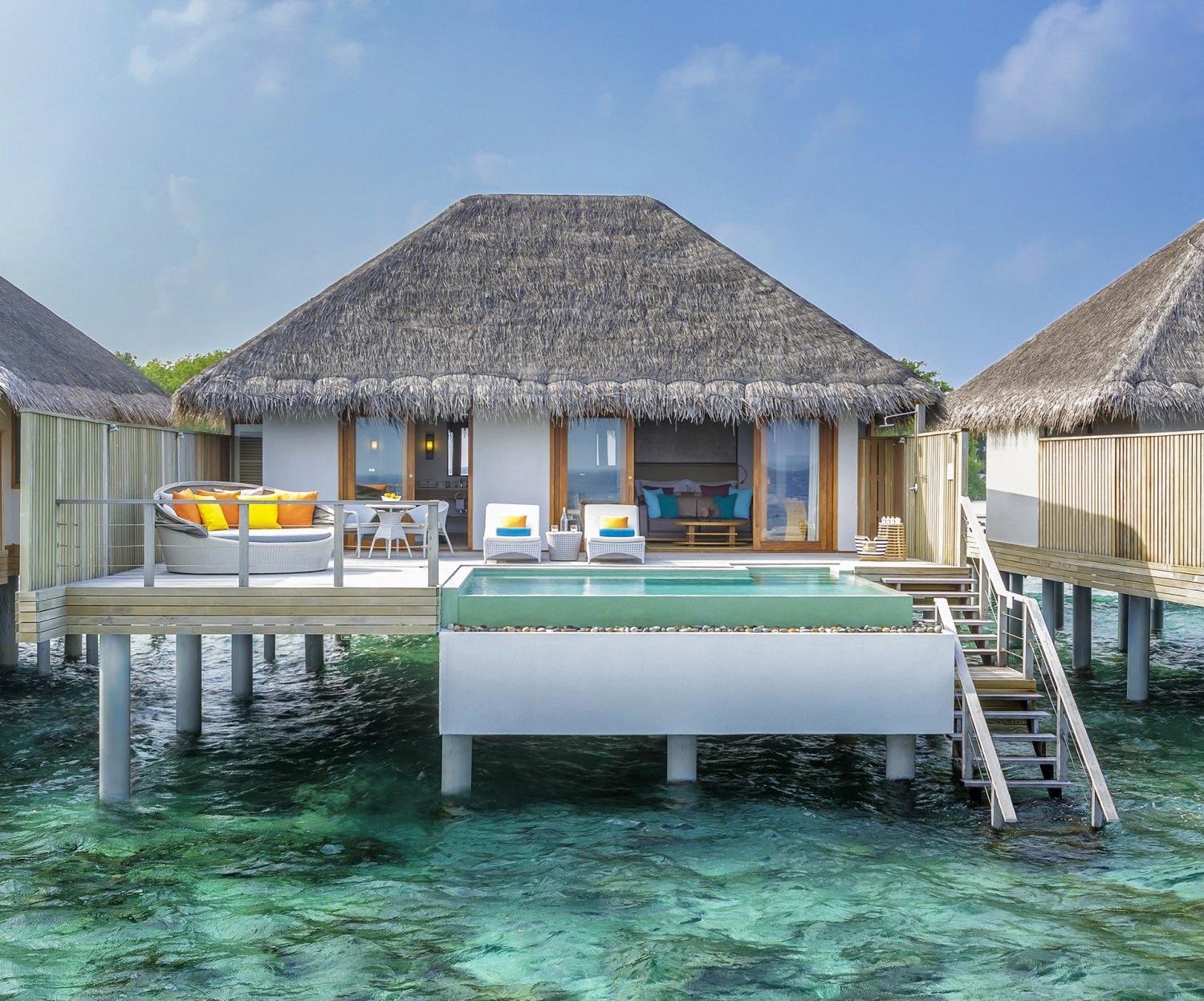 Водная вилла с бассейном отеля DUSIT THANI MALDIVES Водная вилла с бассейном