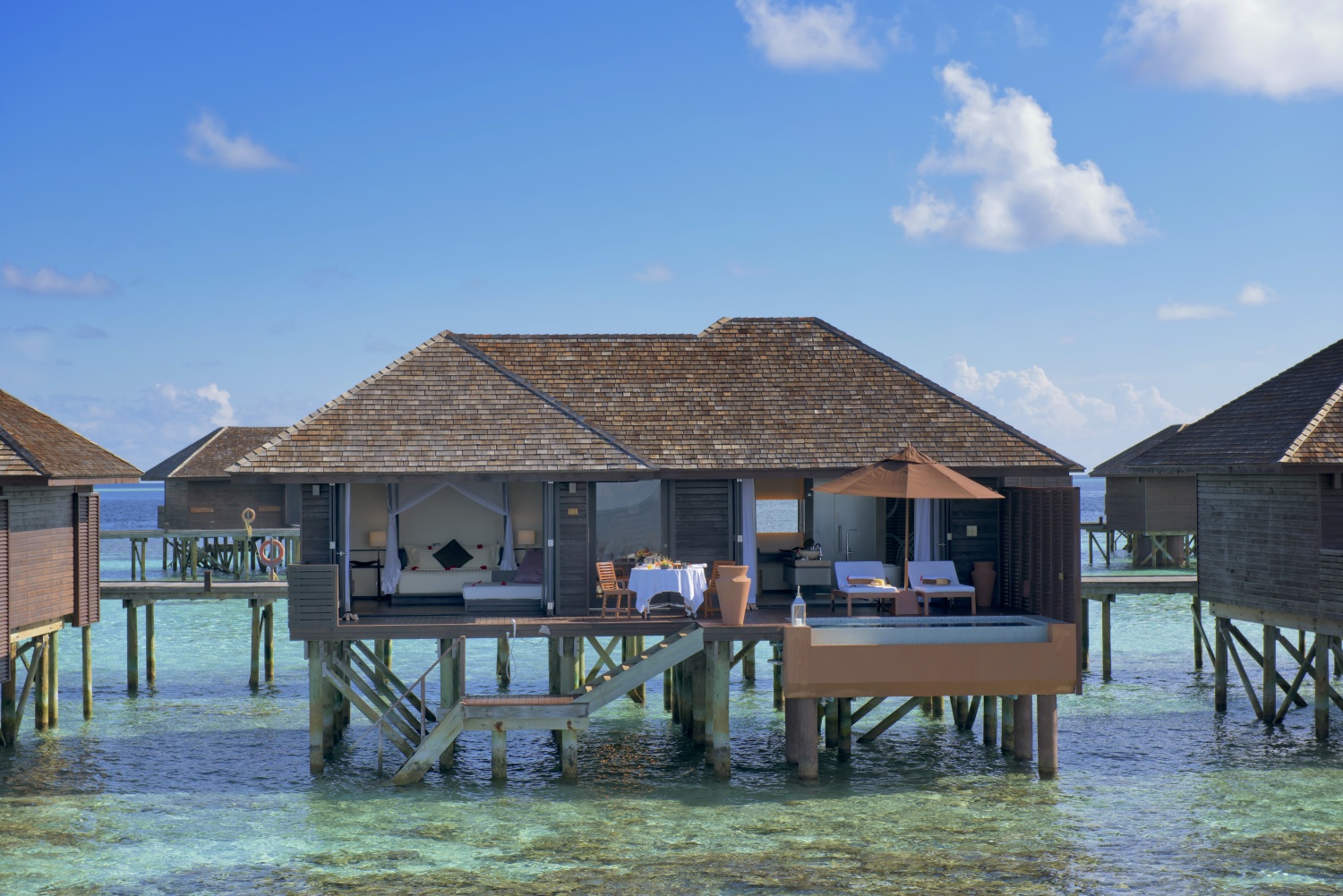 Водная вилла делюкс отеля LILY BEACH RESORT & SPA Водная вилла делюкс
