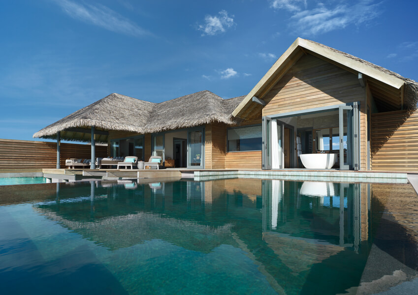 Водная резиденция с бассейном отеля VAKKARU MALDIVES Водная резиденция с бассейном