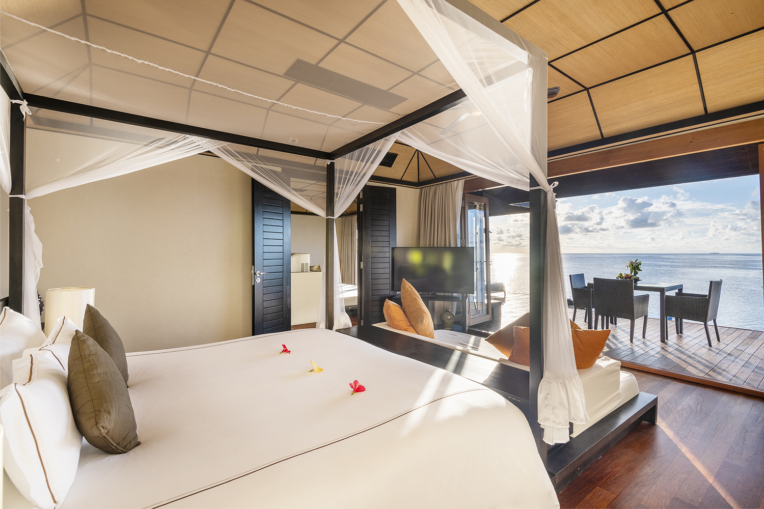Водная вилла класса люкс с видом на закат отеля LILY BEACH RESORT & SPA Водная вилла класса люкс с видом на закат