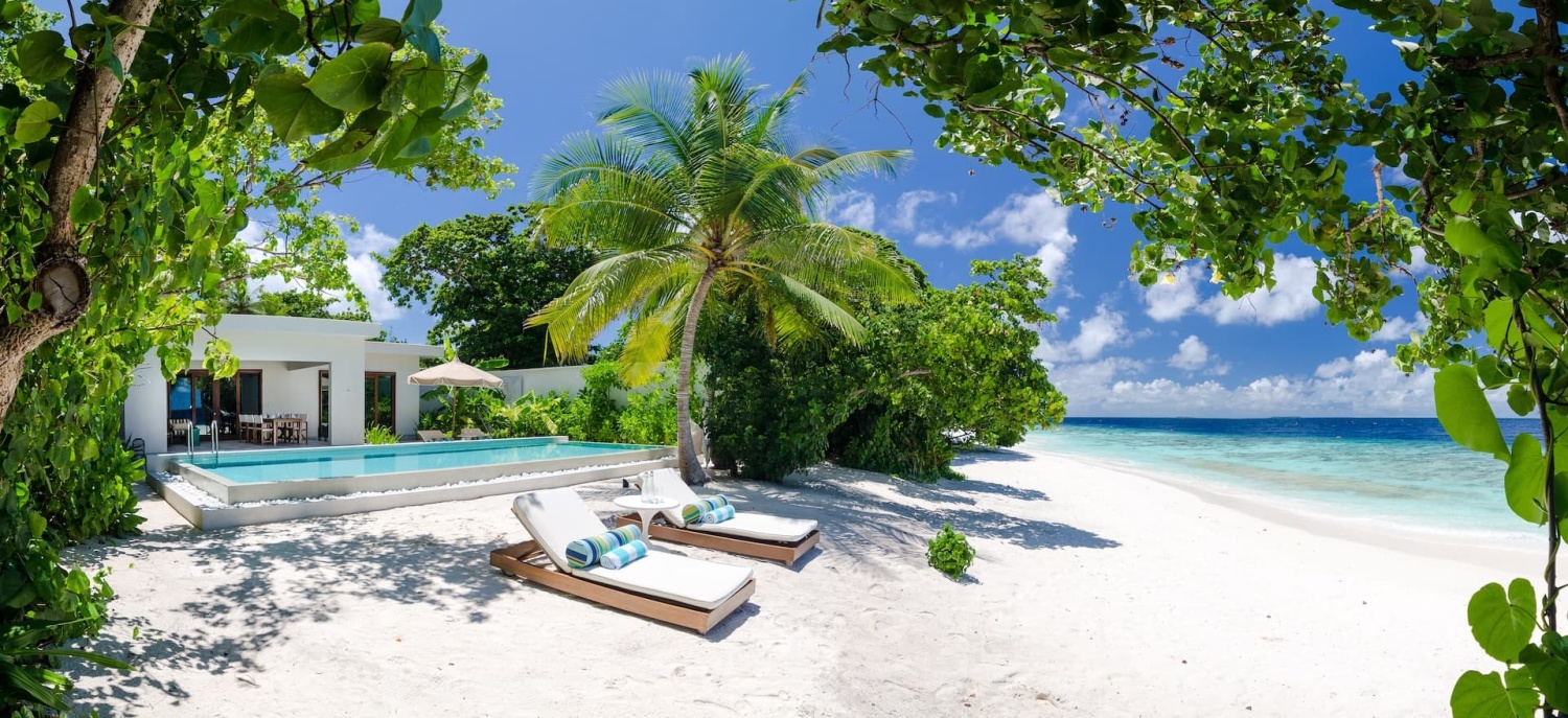 Пляжная вилла с двумя спальнями и бассейном отеля AMILLA MALDIVES RESORT & RESIDENCES (EX. AMILLA FUSHI) Пляжная вилла с двумя спальнями и бассейном