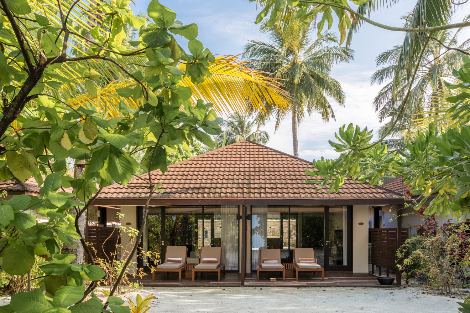 Семейная пляжная вилла отеля LILY BEACH RESORT & SPA Семейная пляжная вилла