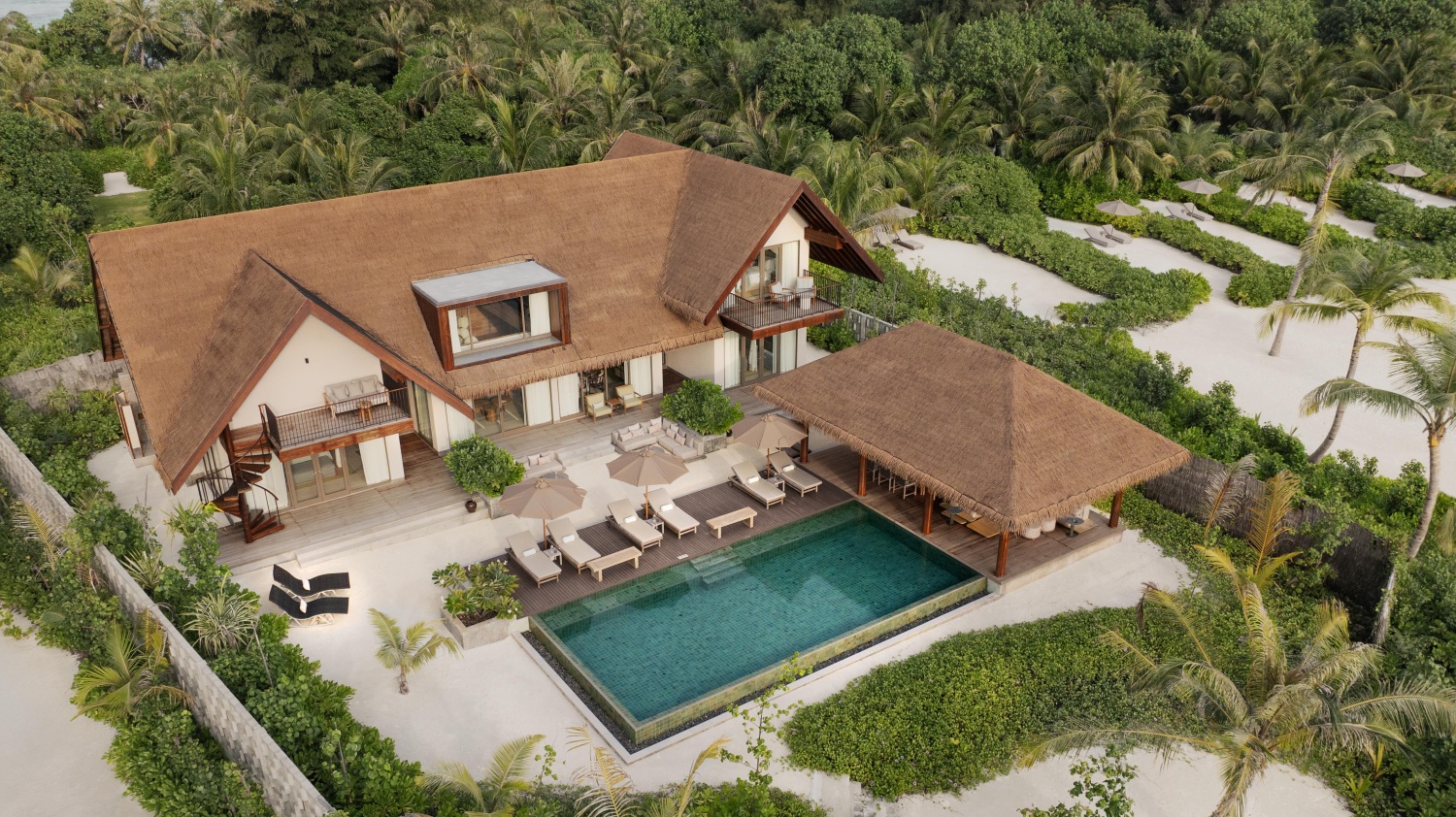 Пляжная вилла Reserve с тремя спальнями отеля SIX SENSES KANUHURA (EX. KANUHURA MALDIVES) Пляжная вилла Reserve с тремя спальнями