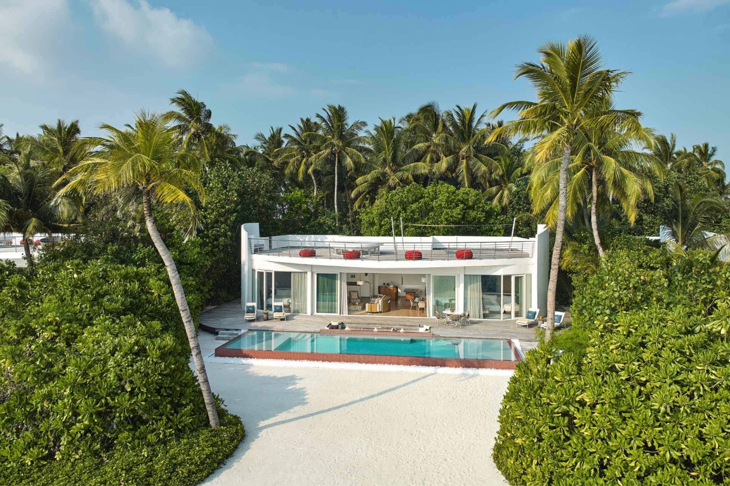 Пляжная резиденция с двумя спальнями и бассейном отеля JUMEIRAH MALDIVES OLHAHALI ISLAND Пляжная резиденция с двумя спальнями и бассейном