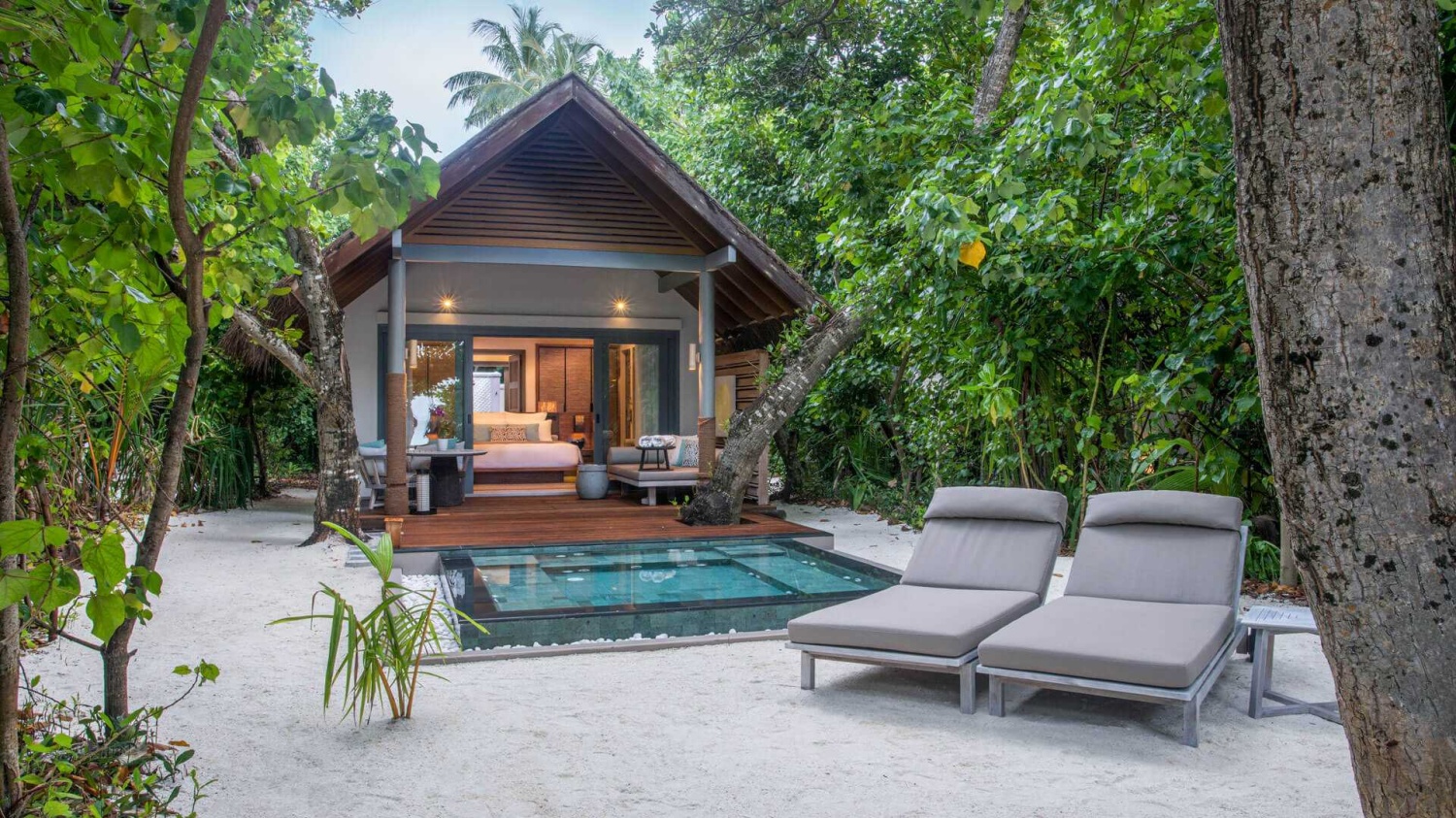 Пляжная вилла с небольшим бассейном отеля VAKKARU MALDIVES Пляжная вилла с небольшим бассейном