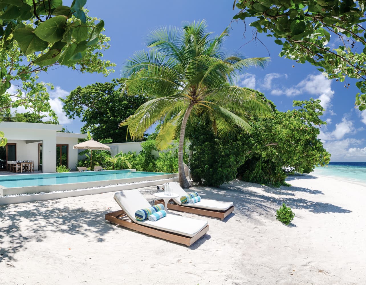 Пляжная вилла с бассейном отеля AMILLA MALDIVES RESORT & RESIDENCES (EX. AMILLA FUSHI) Пляжная вилла с бассейном