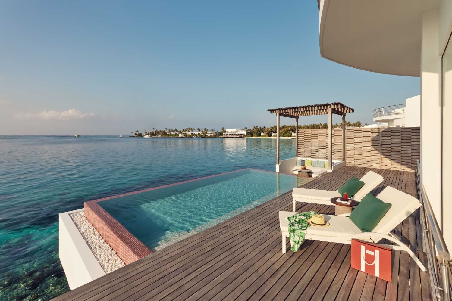 Водная вилла Grand Lagoon с бассейном отеля JUMEIRAH MALDIVES OLHAHALI ISLAND Водная вилла Grand Lagoon с бассейном