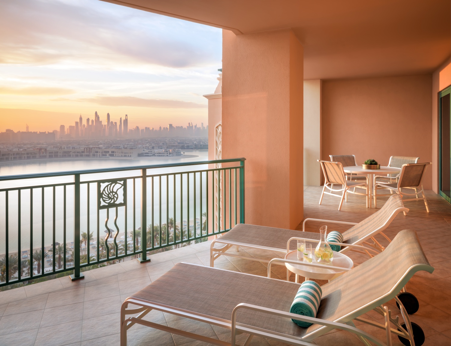 Люкс с террасой отеля ATLANTIS THE PALM Люкс с террасой
