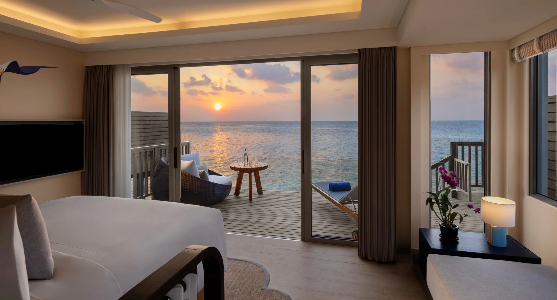 Водная резиденция с двумя спальнями и видом на закат отеля AVANI+ FARES MALDIVES RESORT Водная резиденция с двумя спальнями и видом на закат