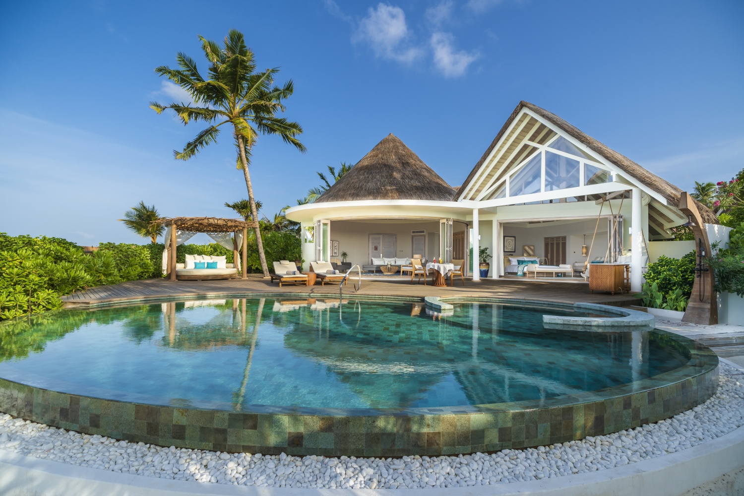 Пляжная резиденция с бассейном отеля MILAIDHOO ISLAND Пляжная резиденция с бассейном