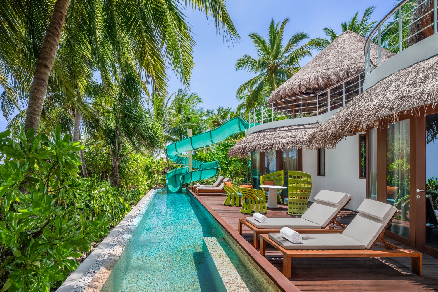 Пляжная вилла Oasis с двумя спальнями и горкой в бассейн отеля W MALDIVES (EX. W RETREAT & SPA) Пляжная вилла Oasis с двумя спальнями и горкой в бассейн