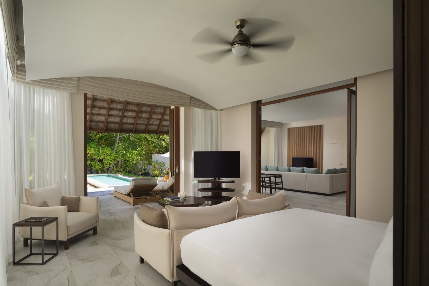 Пляжный люкс с тремя спальнями и бассейном отеля CONRAD MALDIVES RANGALI ISLAND Пляжный люкс с тремя спальнями и бассейном