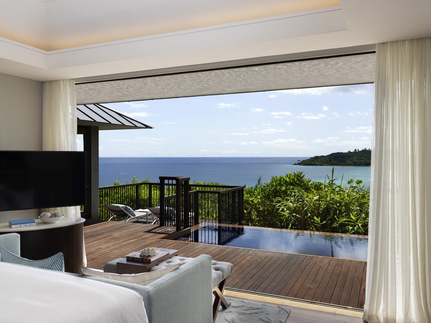 Вилла с бассейном и видом на океан отеля RAFFLES PRASLIN SEYCHELLES Вилла с бассейном и видом на океан