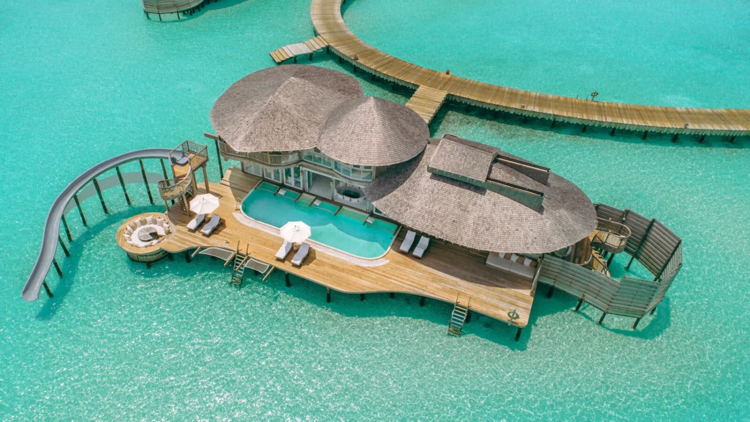 Водный ретрит с тремя спальнями и горкой отеля SONEVA JANI RESORT Водный ретрит с тремя спальнями и горкой