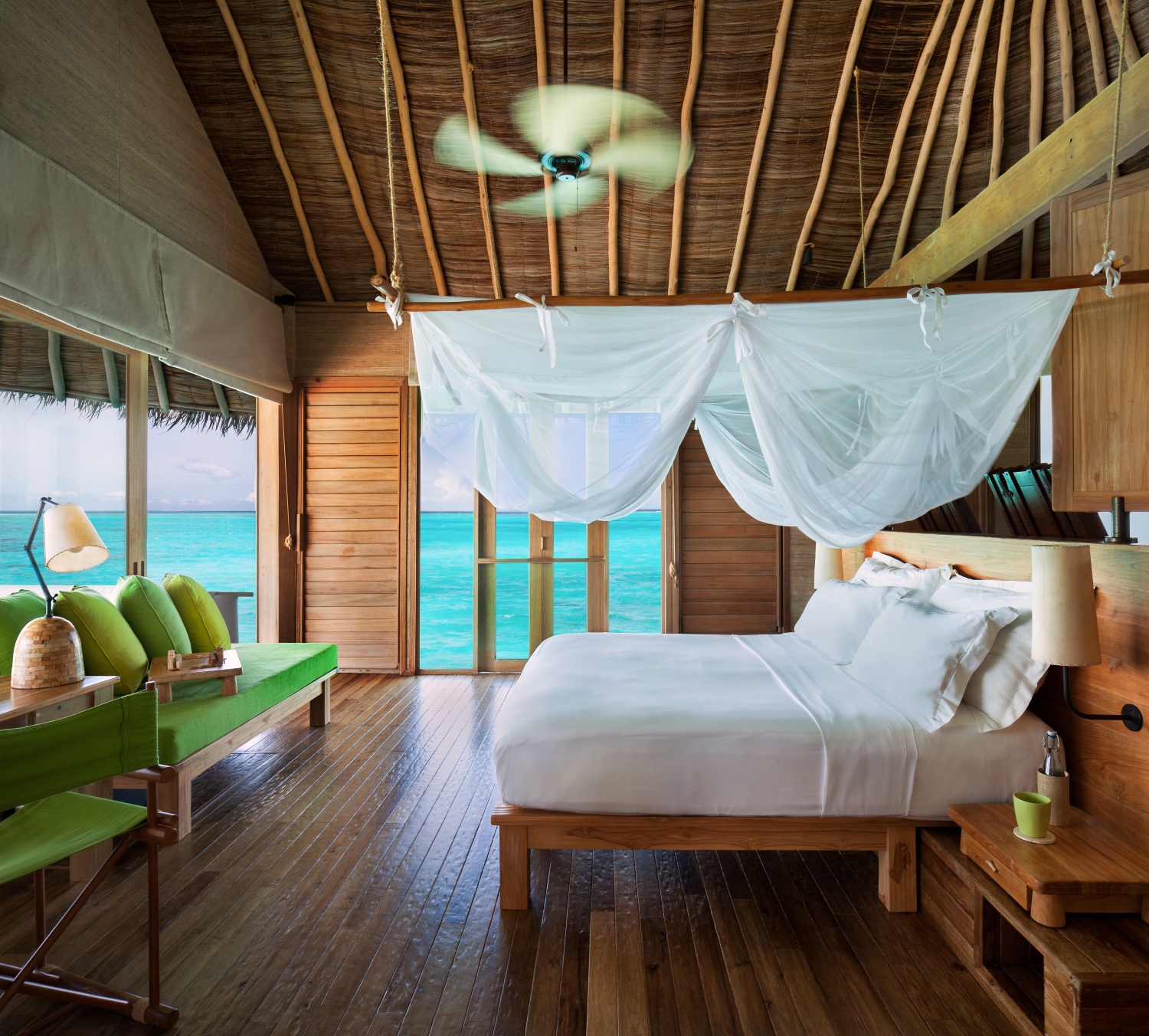 Водная вилла Laamu с видом на закат отеля SIX SENSES LAAMU Водная вилла Laamu с видом на закат