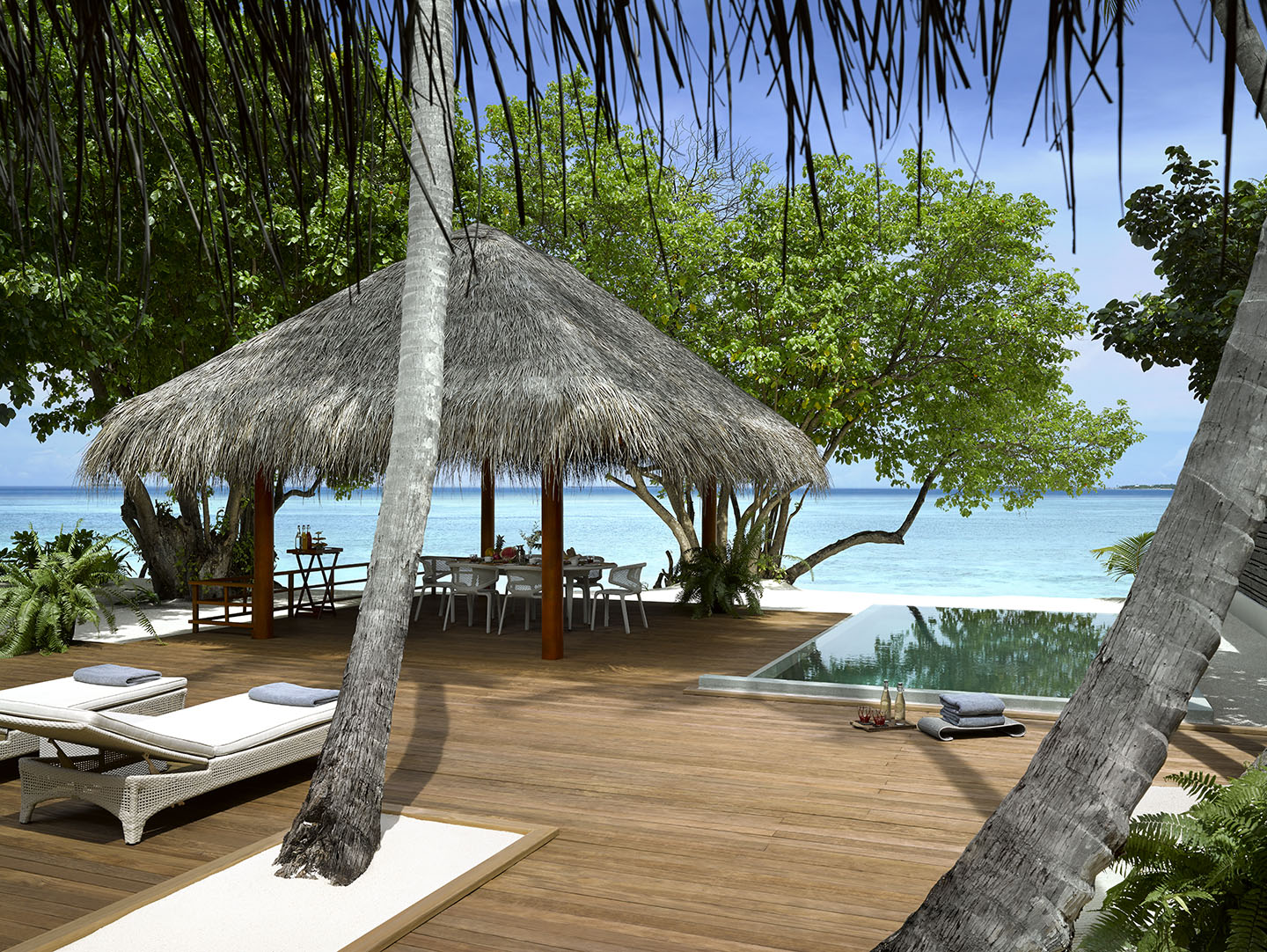 Пляжная вилла с бассейном отеля DUSIT THANI MALDIVES Пляжная вилла с бассейном