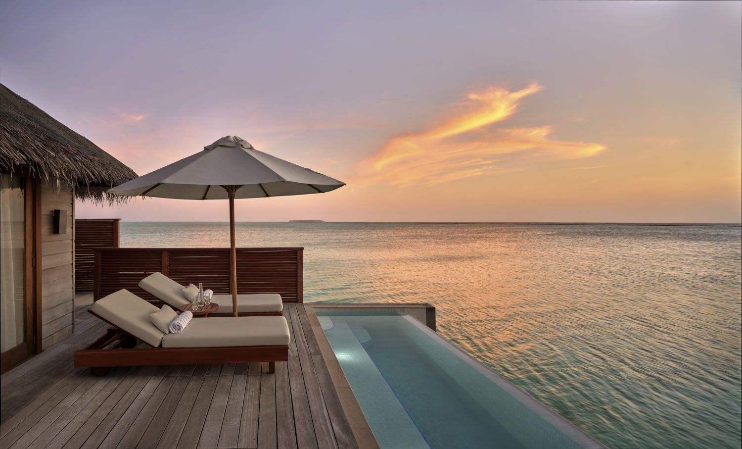 Водная вилла делюкс с бассейном отеля CONRAD MALDIVES RANGALI ISLAND Водная вилла делюкс с бассейном