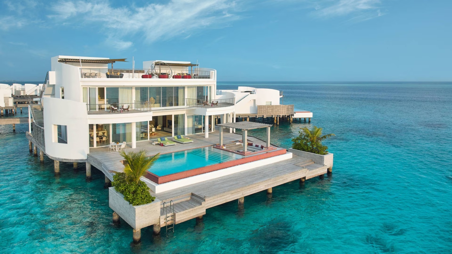 Водный ретрит Olhahali с тремя спальнями и бассейном отеля JUMEIRAH MALDIVES OLHAHALI ISLAND Водный ретрит Olhahali с тремя спальнями и бассейном