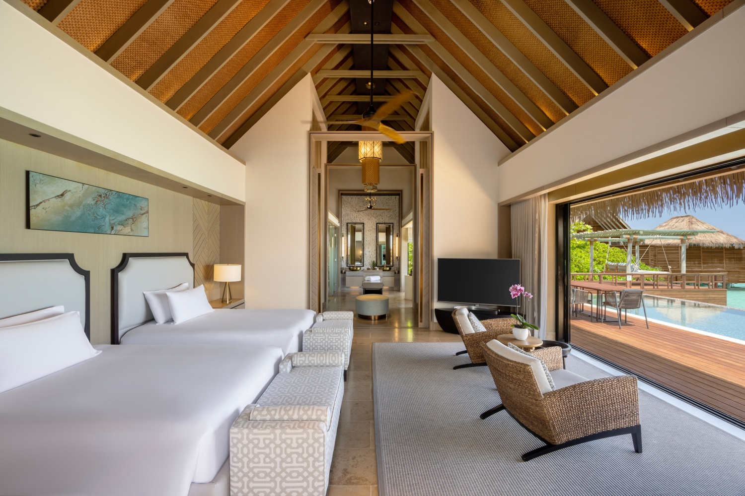 Большая водная вилла «Риф» с двумя кроватями queen-size и бассейном отеля WALDORF ASTORIA MALDIVES ITHAAFUSHI Большая водная вилла «Риф» с двумя кроватями queen-size и бассейном