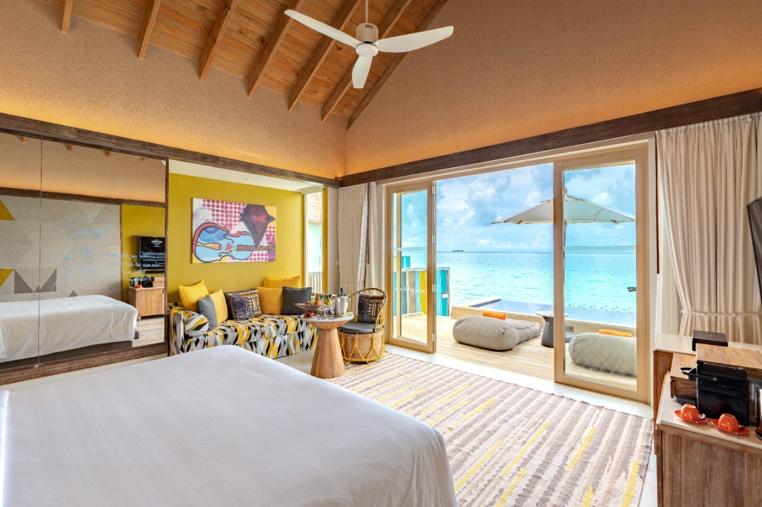 Водная вилла Diamond с бассейном отеля HARD ROCK HOTEL MALDIVES Водная вилла Diamond с бассейном