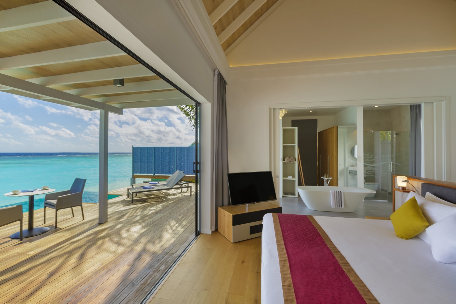 Пляжная вилла с бассейном отеля KURAMATHI ISLAND RESORT Пляжная вилла с бассейном