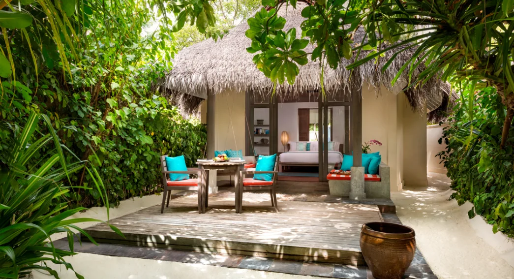 Пляжная вилла с видом на закат отеля ANANTARA DHIGU MALDIVES Пляжная вилла с видом на закат
