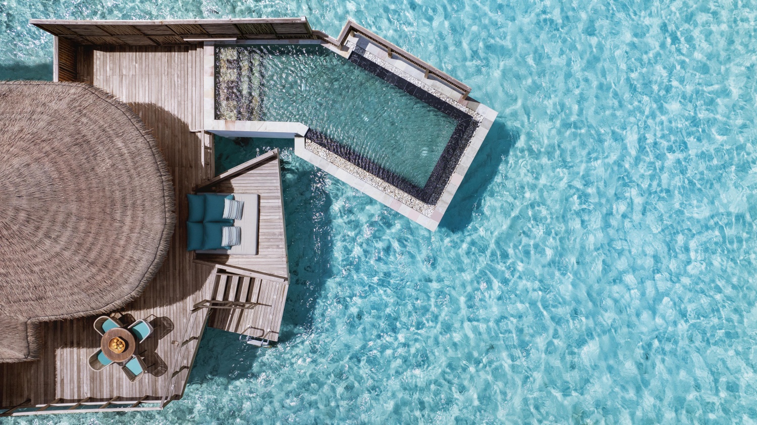 Водная вилла с бассейном отеля SIX SENSES KANUHURA (EX. KANUHURA MALDIVES) Водная вилла с бассейном